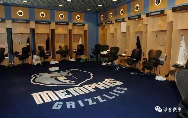 开云网页版-罗马训练开放日，赛后内部沟通引欢呼，NBA常规赛在即，更衣室氛围转暖