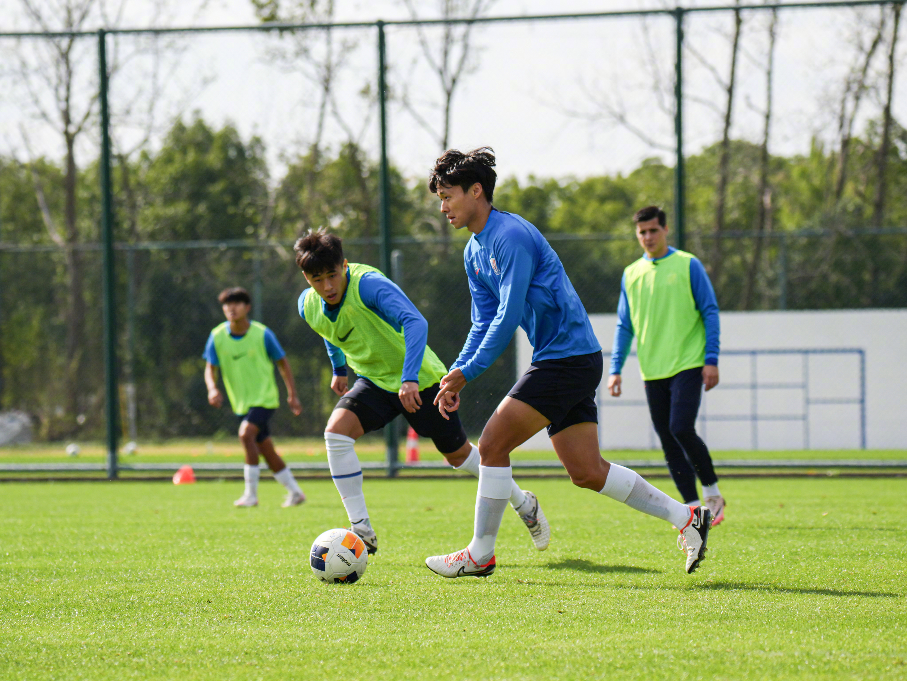 开云官方入口-上海久事训练开放日，冲刺阶段篮板制胜引欢呼，西甲在即，团队化学反应显著