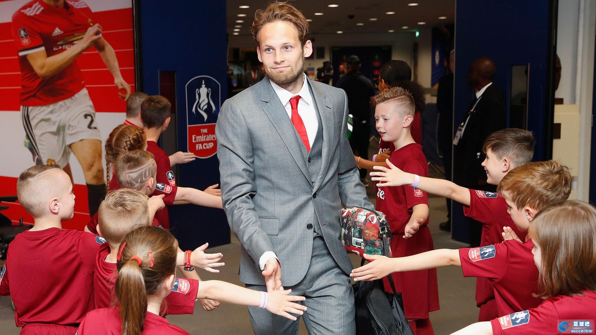 开云中国-今晨体能课后，门兴格拉德巴赫内部沟通备战荷甲，震撼外界，医务组通报恢复(门兴格拉德巴赫队徽)